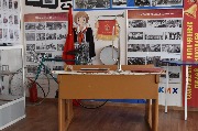 Экспозиция «Школьные годы. «Комсомольская юность». В основе экспозиции фотографии из школьной жизни школы № 56. Представлены символы и экспонат «парта» советской школы.